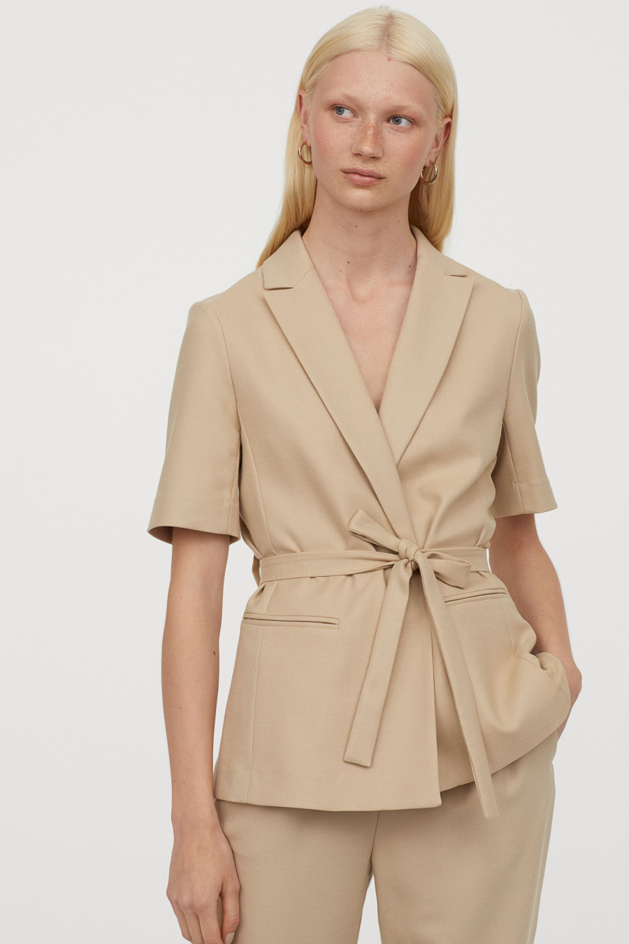 Kết hợp thắt lưng với áo blazer tay ngắn là cách tăng chiều cao hiệu quả vì khoảng cách giữa eo và chân sẽ trông dài hơn.