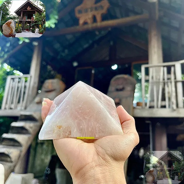 Kim tự tháp tài lộc là một vật phẩm phong thủy đặc biệt giúp tăng cường sự lưu thông năng lượng và thu hút tài lộc. 