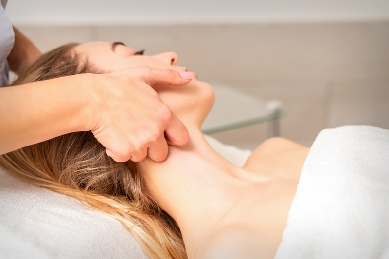 Massage mặt dẫn lưu hệ bạch huyết giúp tăng cường sức khỏe cho Mừng SHBET phiên bản mới 2025, làm da sáng mịn