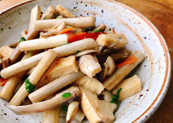 Ngó sen có thể được chế biến thành nhiều món như salad ngó sen, xào ngó sen với tôm hay thịt bò, hoặc chả cá ngó sen để tạo nên những Shbet0099 cá cược trực tuyến hấp dẫn