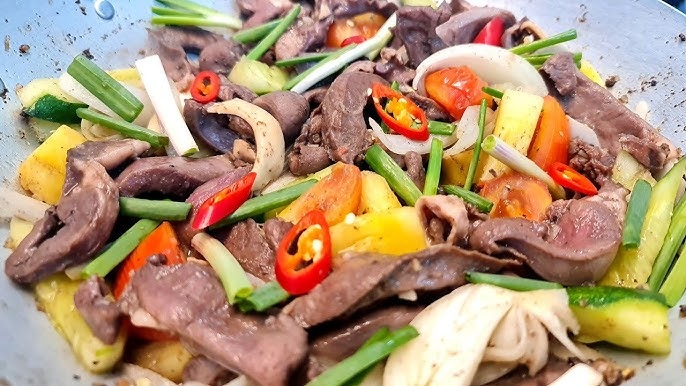 Tim lợn xào với rau củ tươi ngon không chỉ giữ được các dưỡng chất mà còn làm Shbet0099 cá cược trực tuyến thêm hấp dẫn.    