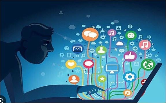 Dần thì mọi người chỉ chú ý hình ảnh của ta trên mạng, để ý đến suy nghĩ của người khác về mình.  (ảnh minh họa)
