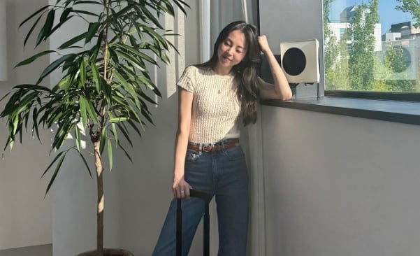 Vẫn là công thức áo len và quần jeans ống đứng quen thuộc nhưng nhờ những điểm nhấn như vòng cổ, thắt lưng màu nâu, tổng thể Shbet999 com đăng nhập thêm ấn tượng.