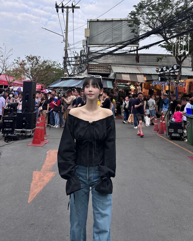 Áo blouse màu đen được cô khéo léo mix với quần jeans xanh, từ đó tạo nên tổng thể Shbet999 com đăng nhập nữ tính nhưng vẫn rất thời thượng, trẻ trung.    