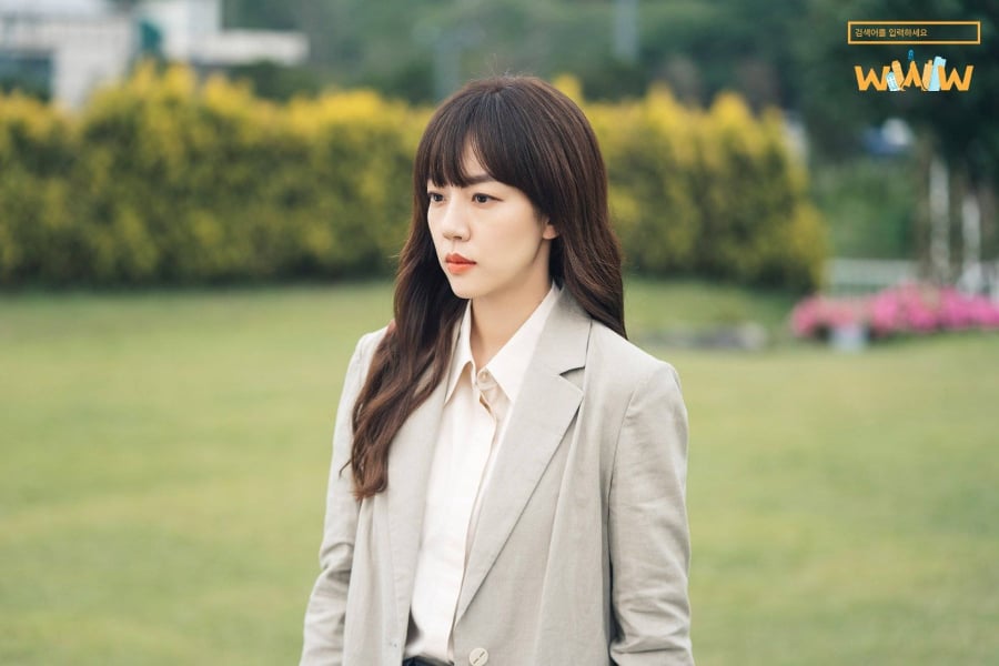  Cách diện áo blazer màu xám đơn giản nhất là kết hợp cùng áo sơ mi trắng.