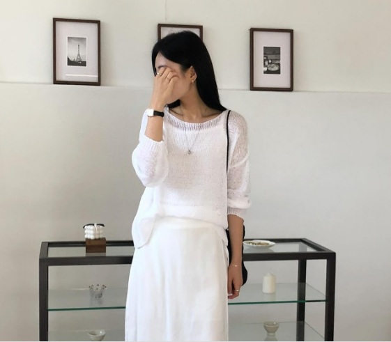Áo len mỏng và chân váy suông giúp nàng có được bộ Shbet999 com đăng nhập dịu dàng và bay bổng.