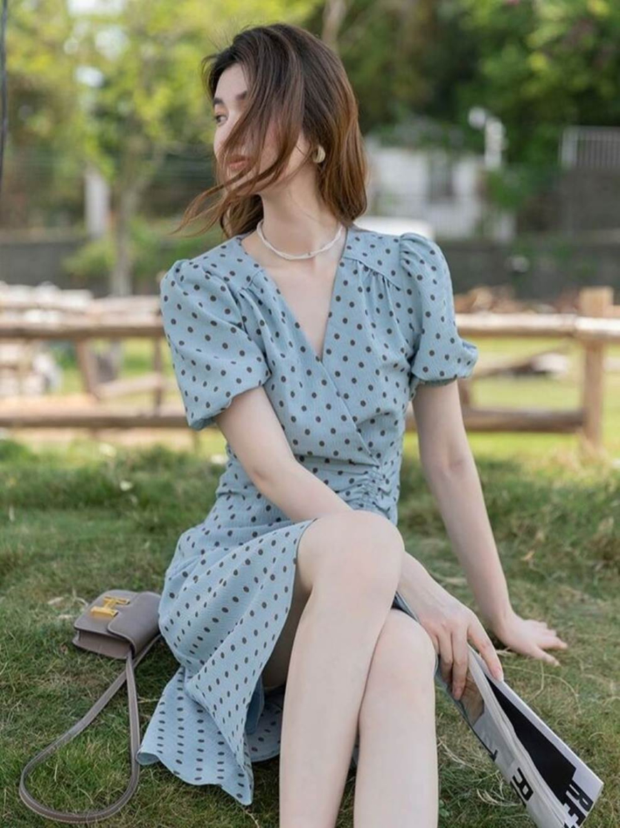 Với chiếc váy hoặc áo chấm bi, các nàng có thể dễ dàng thể hiện phong cách năng động và hiện đại. 