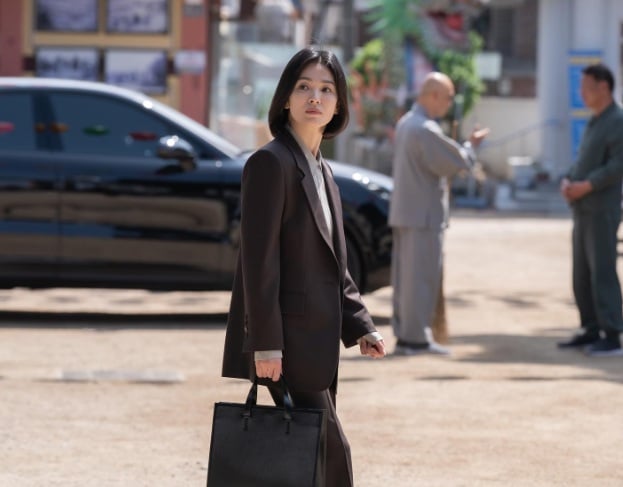 Sự kết hợp giữa áo sơ mi màu xám và bộ suit màu đen sẽ tạo nên tổng thể Shbet999 com đăng nhập đúng chất công sở.     