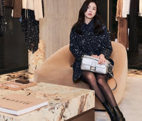 Song Hye Kyo diện kiểu Shbet999 com đăng nhập này, vẻ ngoài của cô lại rất thời thượng, sang trọng chứ không hề 