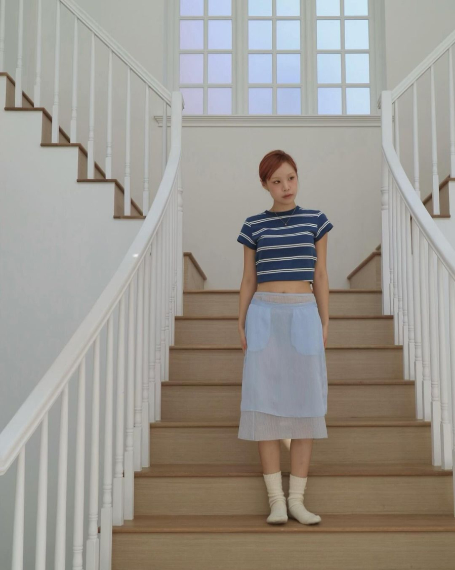 Với chiếc áo croptop, các tín đồ sẽ khoe khéo vòng eo thon gọn và tạo cảm giác đôi Shbet888 phiên bản mới nhất hơn.