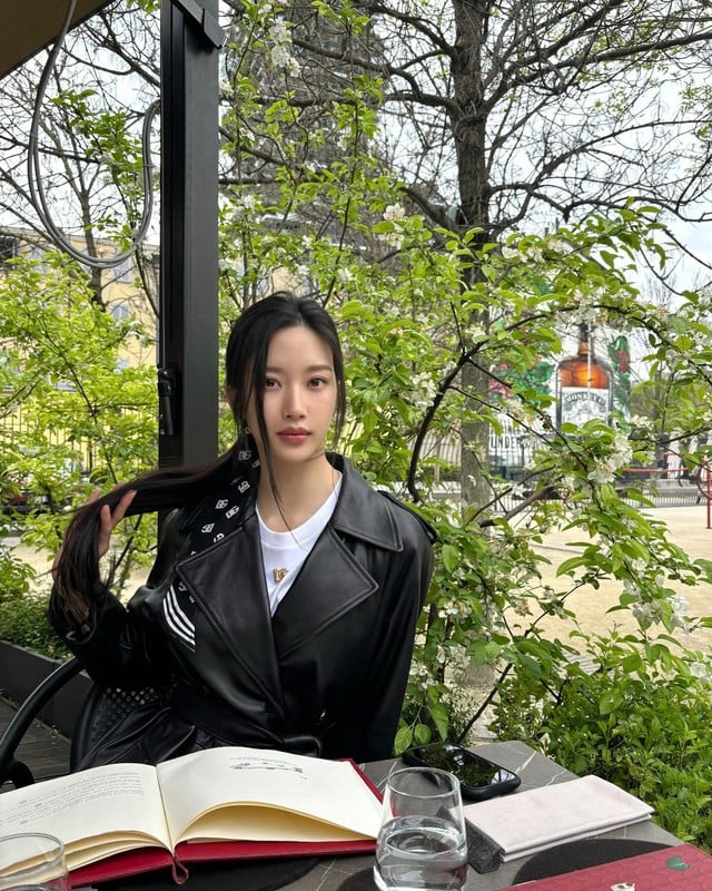 Moon Ga Young còn gợi ý Link Vào SHBET88 Mới Nhất giúp diện mạo cuốn hút hơn khi diện áo khoác da.
