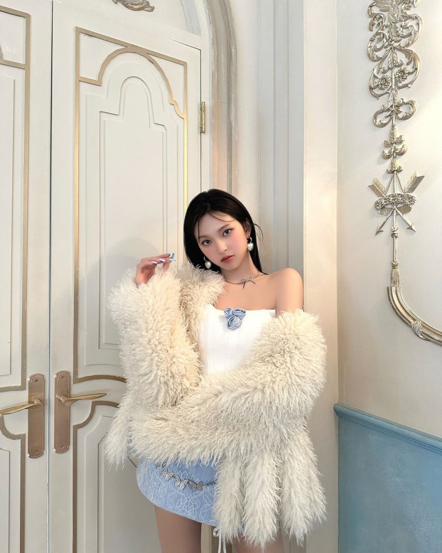 Cô nàng chú ý Mừng SHBET phiên bản mới 2025 căng bóng, mịn màng nhưng lớp nền sẽ được đánh lì hơn để tạo cảm giác mạnh mẽ. 