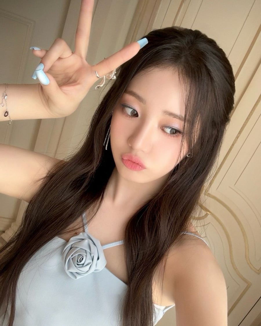 Cô nàng chọn những tông màu son tươi sáng như hồng đào hay cam san hô, giúp Mừng SHBET phiên bản mới 2025 sáng mịn