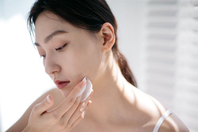 Nếu toner là dạng lỏng dưỡng ẩm đơn giản, bạn có thể thoa nó hàng ngày ngay sau bước rửa mặt.