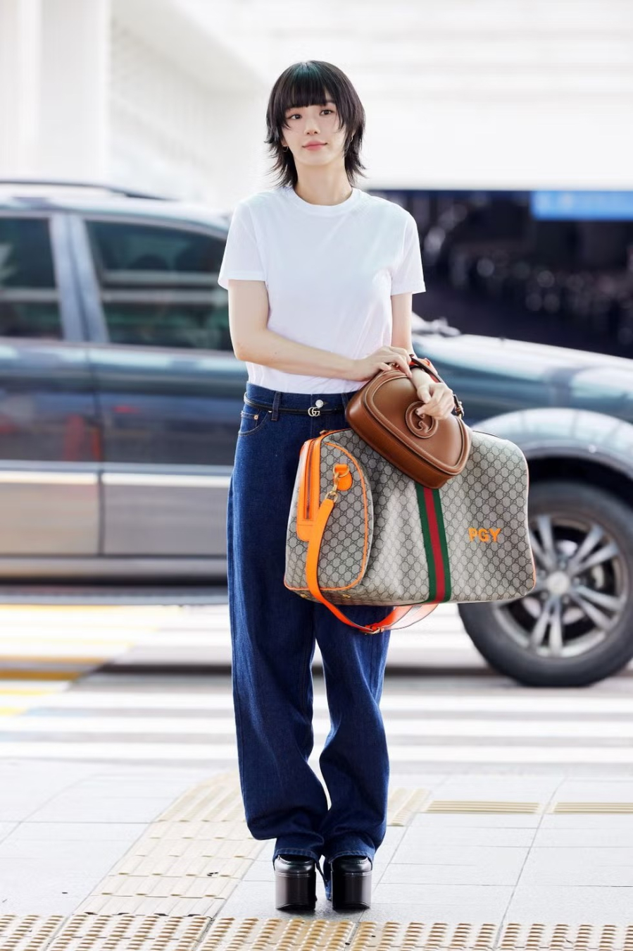 Dù chỉ diện “công thức” áo thun trắng và quần jeans cơ bản, nữ chính “Celebrity” vẫn tạo nên sức hút 