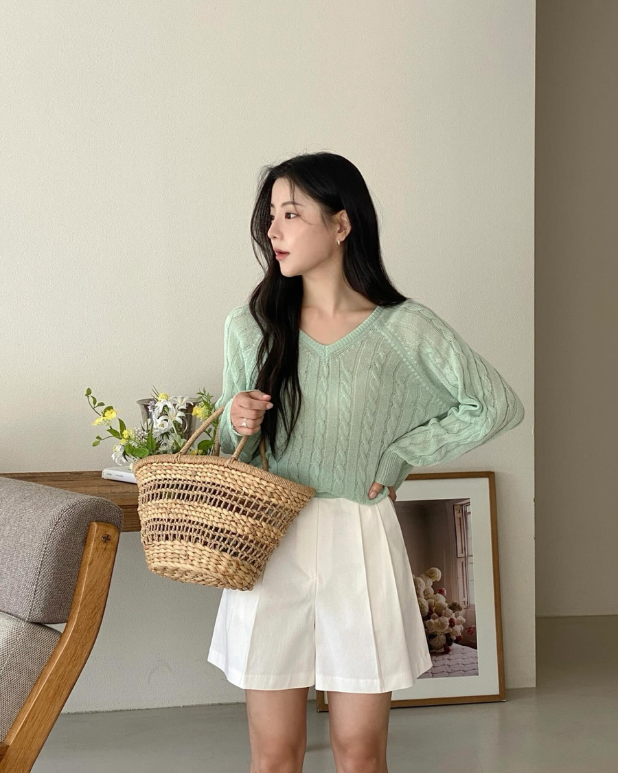 Áo len mỏng chính là lựa chọn lý tưởng giúp vẻ ngoài của người mặc sẽ toát lên nét dịu dàng, nữ tính.
