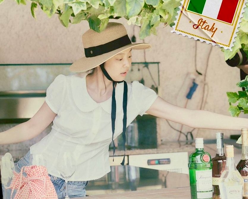 Chiếc mũ cối rộng vành với phần thắt nơ tinh tế càng gợi nên cảm hứng “Italian-chic” Jennie mang đến chương trình.     
