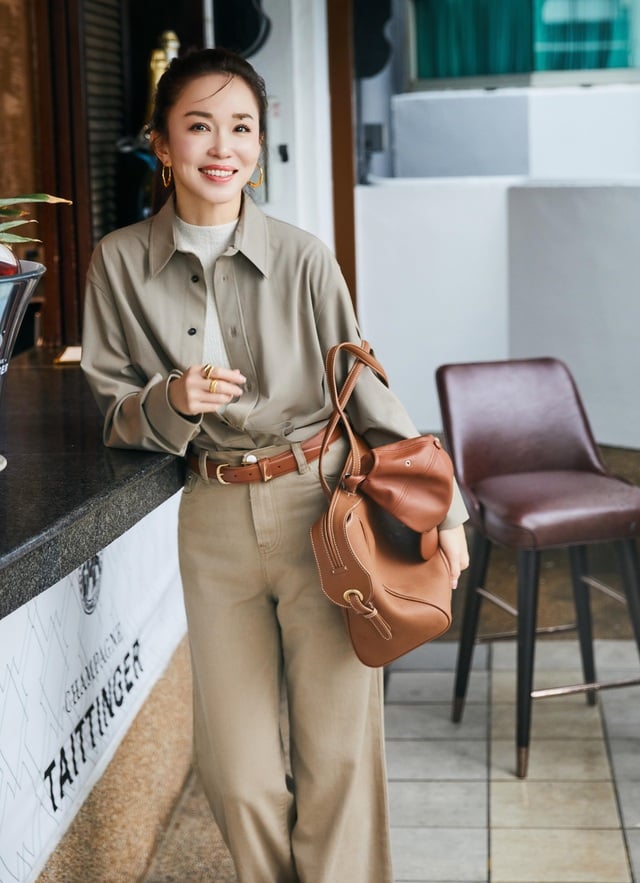 Công thức layer giữa áo trắng, sơ mi màu xám và quần denim màu be là lựa chọn Shbet999 com đăng nhập không bao giờ lỗi mốt. 