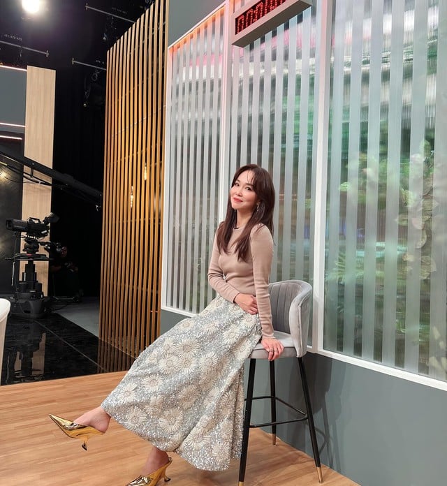 Chân váy dài, phủ họa tiết mix với áo thun trơn màu để tạo nên tổng thể Shbet999 com đăng nhập hài hòa, nhưng không kém phần trẻ trung.