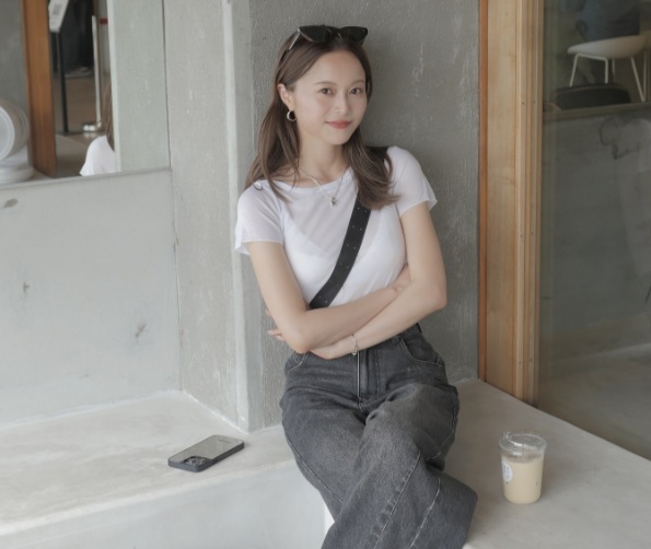 Chỉ cần diện combo gồm áo thun trắng kết hợp với quần denim đen là có được vẻ ngoài sành điệu trong tích tắc.    