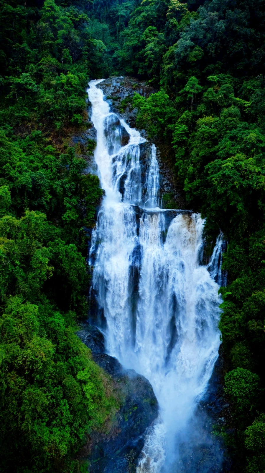Nước thác Siu Puông trong vắt và mát lạnh quanh năm. (Ảnh: Đinh Công Lương)