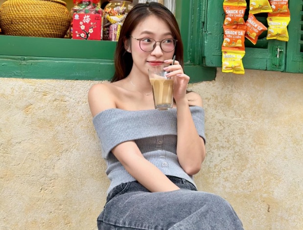 MC Khánh Vy đã tô điểm cho set đồ một sợi dây chuyền mảnh, từ đó vẻ ngoài thêm long lanh, nổi bật.