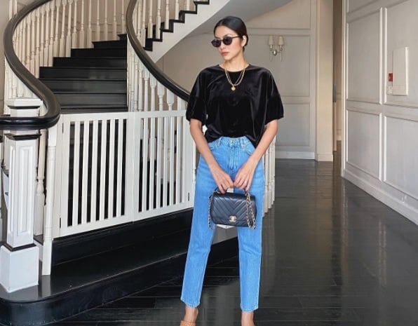 Hà Tăng đã kết hợp mẫu áo quý phái này cùng quần jeans xanh để tạo nên tổng thể Shbet999 com đăng nhập trẻ trung,