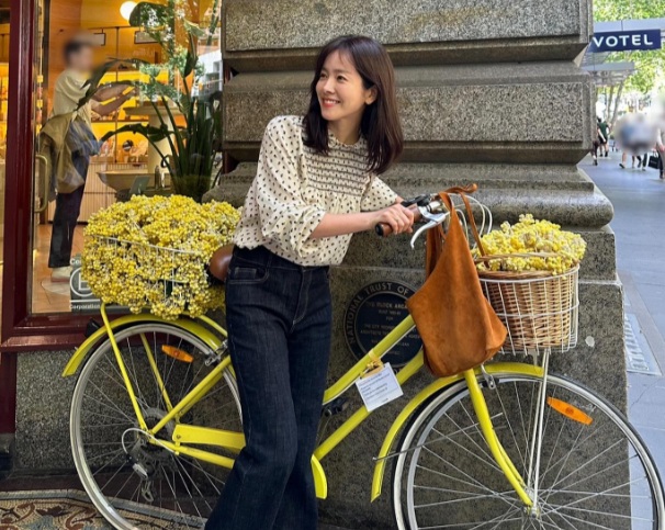 Áo blouse họa tiết mix cùng với quần denim đen để tạo nên tổng thể Shbet999 com đăng nhập hài hòa, đẹp mắt. 