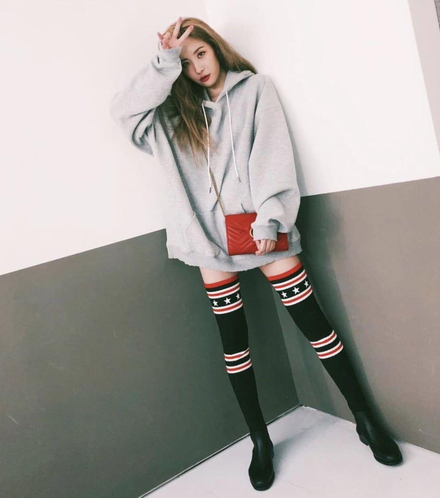 Kết hợp áo hoodie, quần shorts “cực ngắn” cùng boots và tất cao cổ mang lại vẻ ngoài trẻ trung theo phong cách học đường (preppy).    