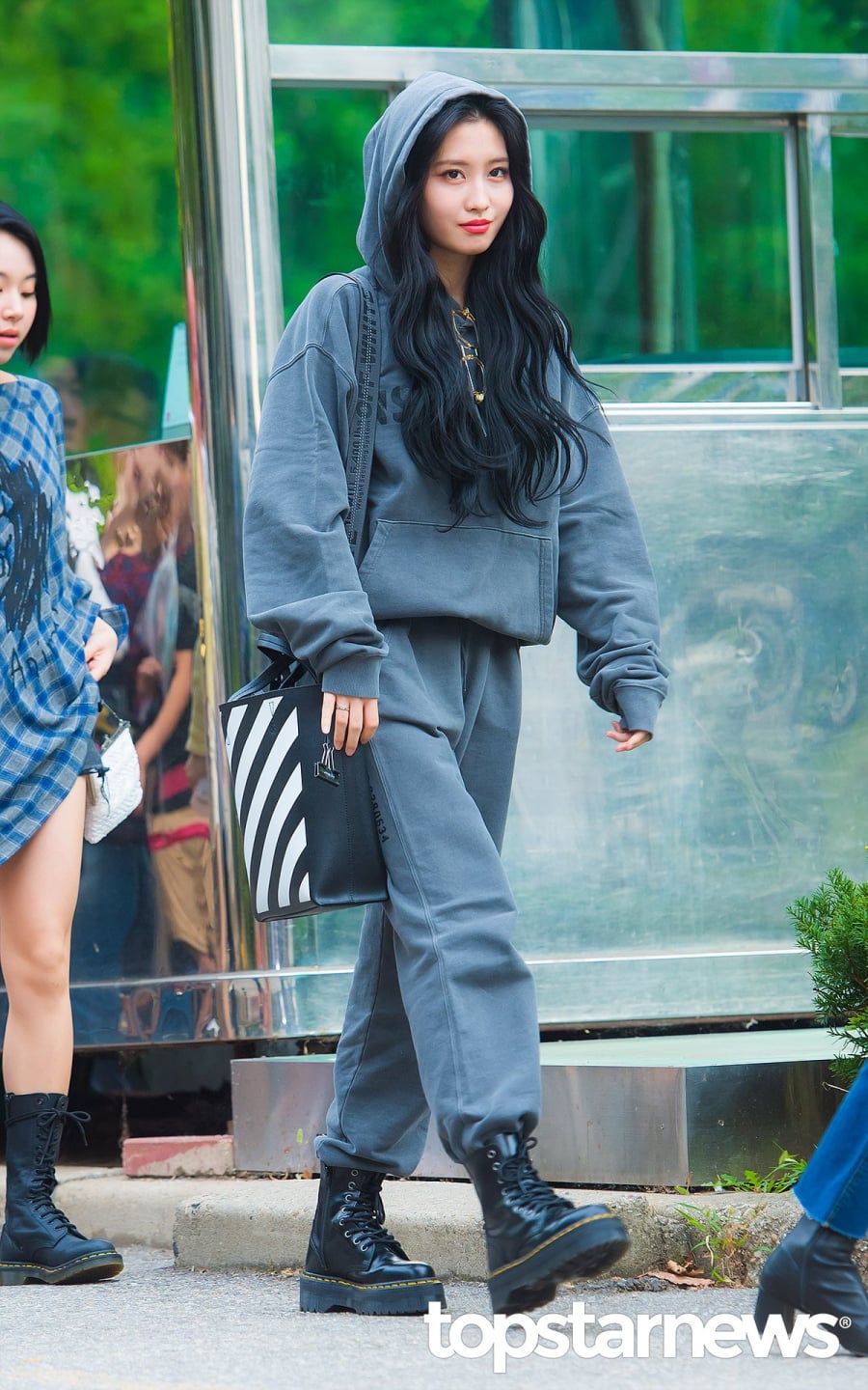 Bạn có thể kết hợp hoodie với áo thun kẻ ô có màu sắc đồng điệu hoặc hoặc Momo (TWICE) theo phong cách athleisure khỏe khoắn với hoodie, quần tập.     