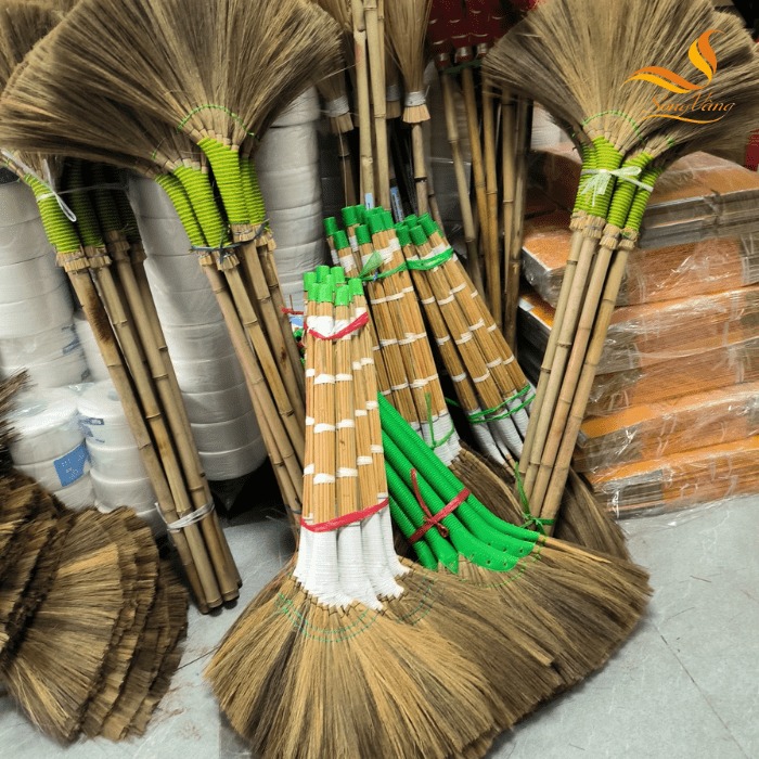 Chổi thường mang theo năng lượng hỗn loạn và sự suy yếu, do đó không nên đặt gần giường, ghế sofa hay các khu vực nghỉ ngơi của Shbet111 slot, casino, thể thao, xổ số. 