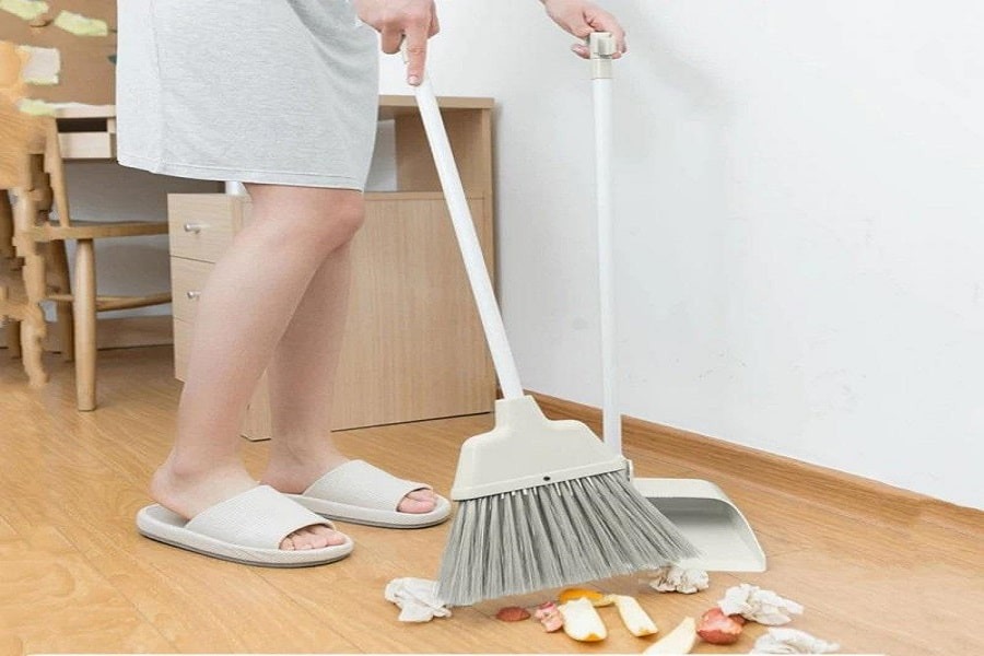 Cụ thể, việc đặt chổi với đầu hướng thẳng ra cửa hoặc cửa sổ sẽ dễ bị người ngoài nhìn thấy ngay, điều này không chỉ cản trở tài lộc vào nhà mà còn cuốn đi vận may của Shbet111 slot, casino, thể thao, xổ số.