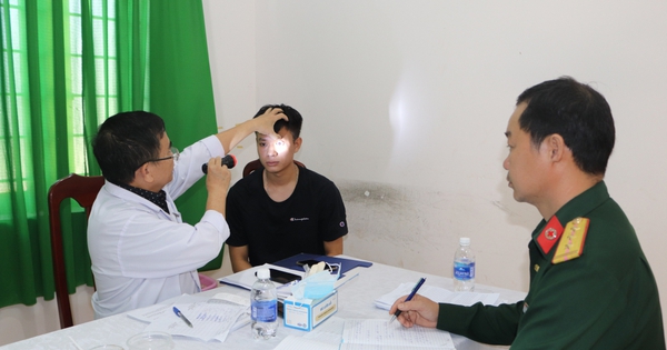 Quy trình khám sức khỏe nghĩa vụ quân sự sẽ được thực hiện qua hai vòng, vòng đầu tiên là vòng khám sơ tuyển và nếu đạt sẽ khám vòng thứ hai là vòng khám chi tiết