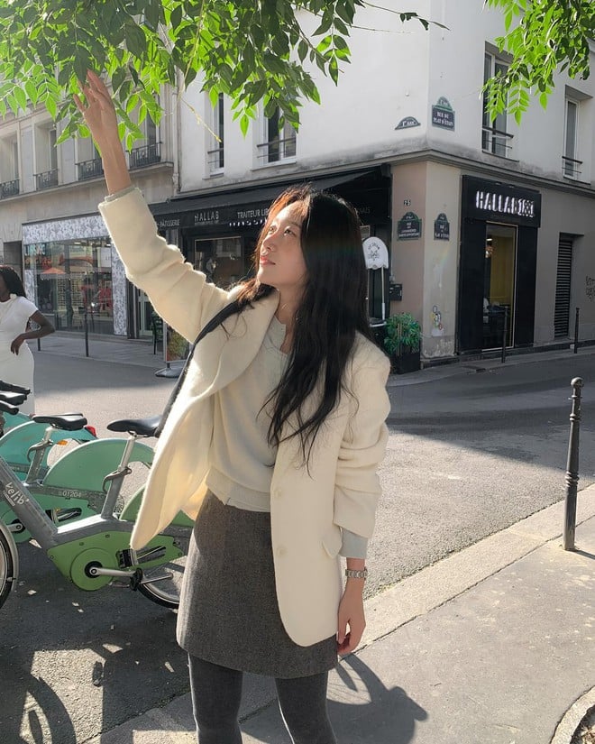 Chân váy ngắn mang đến sự trẻ trung và năng động cho phong cách. 