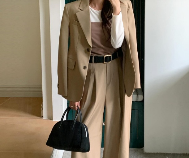 Bộ suit mang tông màu be không chỉ trẻ trung mà còn ghi điểm sang trọng. 