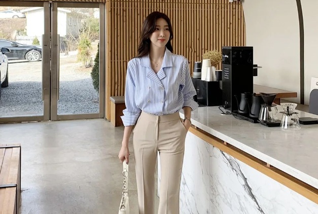 Chị em có thể tận dụng những chiếc áo sơ mi kẻ sọc từ mùa hè sang thu. Cách chinh phục mẫu áo này rất đơn giản. 