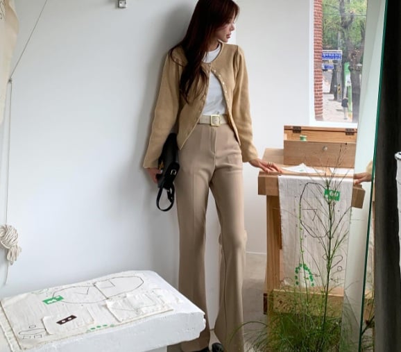Combo gồm áo thun trắng, quần ống loe màu be và áo khoác cổ tròn toát lên sự nhã nhặn, nữ tính.
