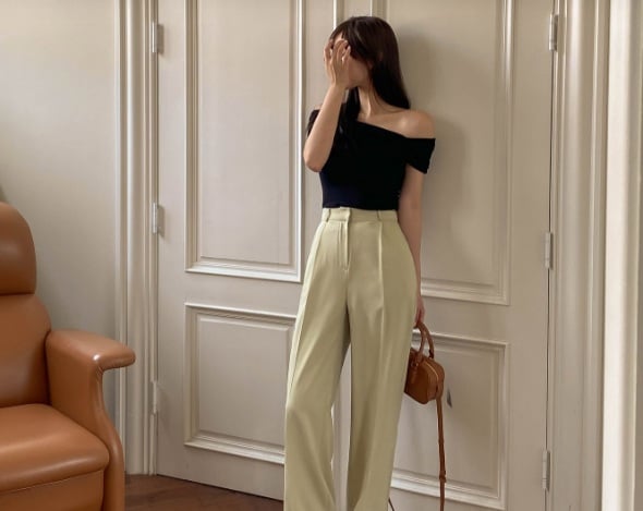 Áo lệch vai kết hợp cùng quần màu be, vậy là ghi điểm sành điệu. 