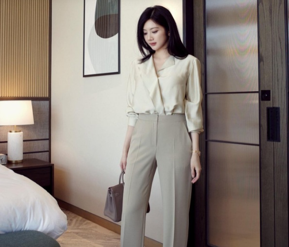 Áo blouse vải lụa và quần âu màu be thanh lịch, các nàng không nên tô điểm phụ kiện quá cầu kỳ.