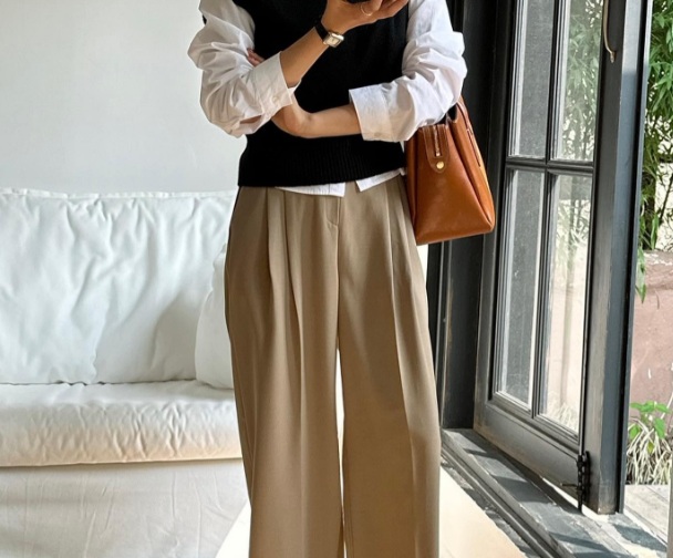 Áo len gile layer với sơ mi trắng là có ngay được tổng thể Shbet999 com đăng nhập trẻ trung, ngọt ngào nhưng không kém phần thanh lịch. 