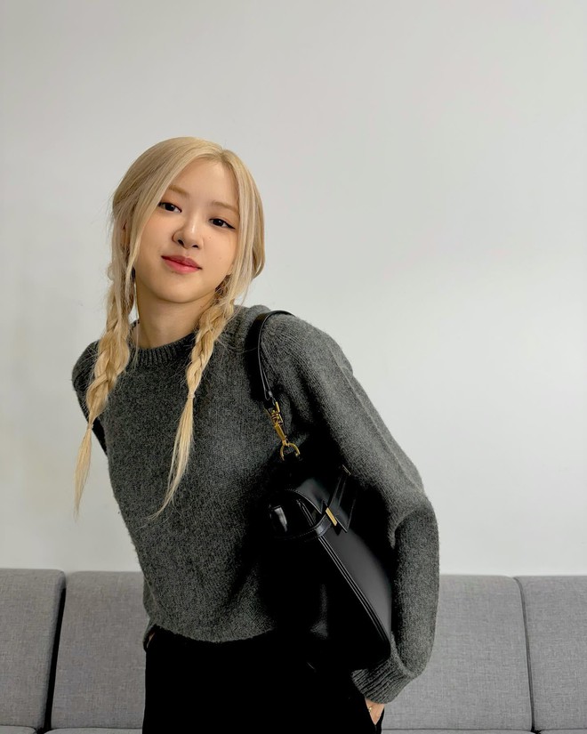 Rosé thường áp dụng Link Vào SHBET88 Mới Nhất tết thả hai lọn tóc trước trán. 