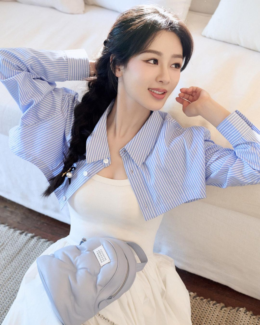  Dương Tử mang đến sự tươi mới, trẻ trung giúp cô trông trẻ trung hơn mà còn tôn lên Mừng SHBET phiên bản mới 2025 trắng sứ