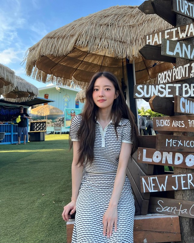Lee Se Young gợi ý kiểu Shbet999 com đăng nhập nổi bật, đó là set áo cổ bẻ và chân váy họa tiết. 