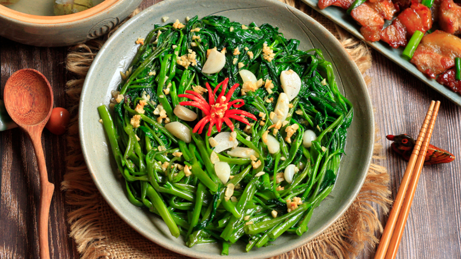 Để rau giòn và giữ màu xanh đẹp, phải xào với lửa lớn