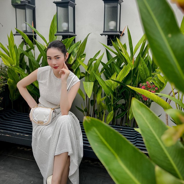Set váy màu xám nhạt của Minh Hằng không chỉ trẻ trung mà còn ghi điểm nữ tính, thanh lịch.     