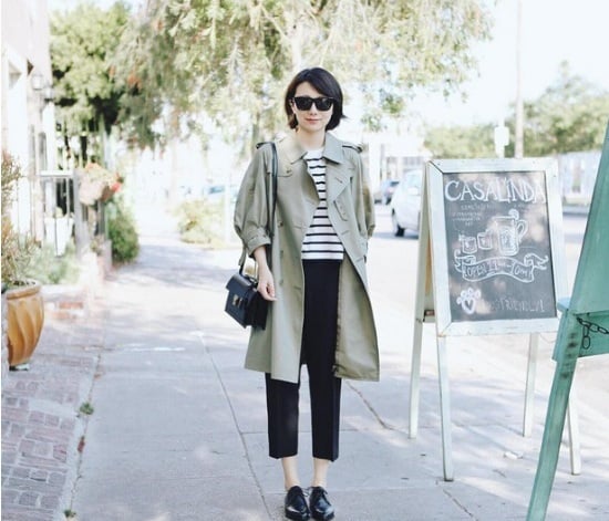 Mix cùng áo t-shirts kẻ ngang, quần ống lửng cùng giày oxford thôi nhưng các nàng vẫn sẽ có được set đồ vừa trẻ trung lại vô cùng trendy như thế này.    