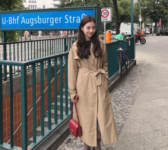 Nhấn nhá cho chiếc áo trench coat dáng dài một đường thắt eo sẽ vừa giúp giữ ấm cho các nàng trong mùa đông lạnh