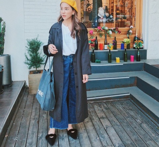 Diện quần jeans dáng suông rồi khoác ngoài trench coat tối màu nhưng vẻ ngoài của quý cô này vẫn thật ấn tượng.    