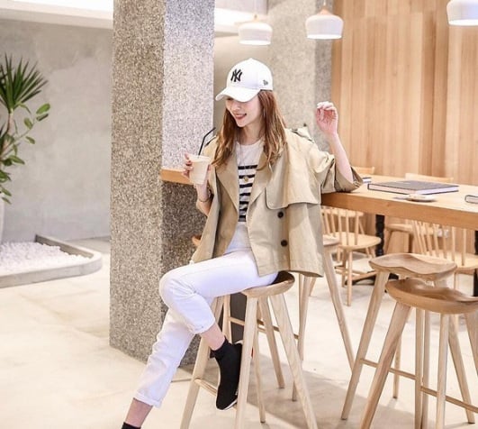 Các nàng cũng không thể bỏ qua trench coat dáng lửng, diện lên vừa trẻ trung lại là giải pháp tôn dáng cực hoàn hảo cho các nàng thấp bé. 
