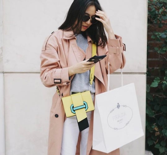 Hãy học tập quý cô này, mix&match những items mang gam màu tươi sáng, khoác ngoài áo trench coat tông nude rồi nhấn nhá chiếc túi xách thật nổi bật.    